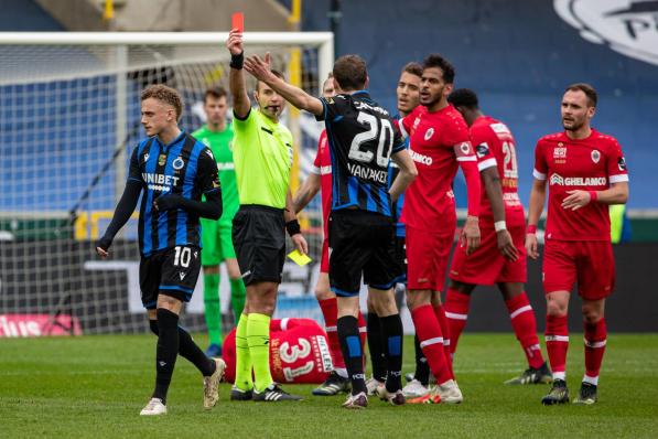 Noa Lang (Club Brugge) krijgt een rode kaart van scheidsrechter Nicolas Laforge.©KURT DESPLENTER BELGA