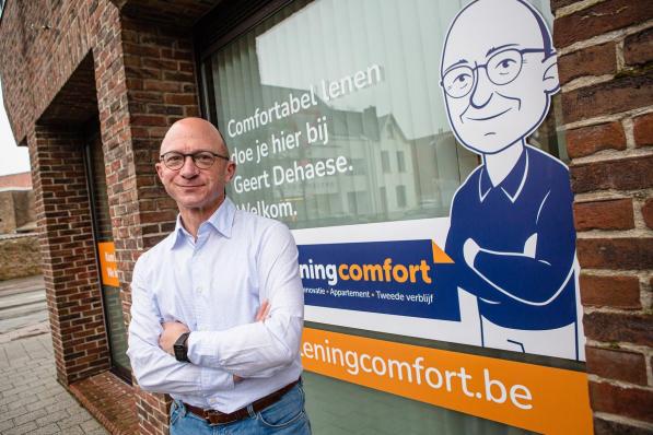 Geert Dehaese coacht de klant bij een kredietopname. (foto Davy Coghe)© Davy Coghe