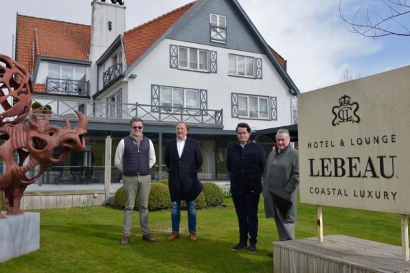 Hotel Lebeau met de nieuwe uitbaters Wim Dereu en Karel Coudyse© DM