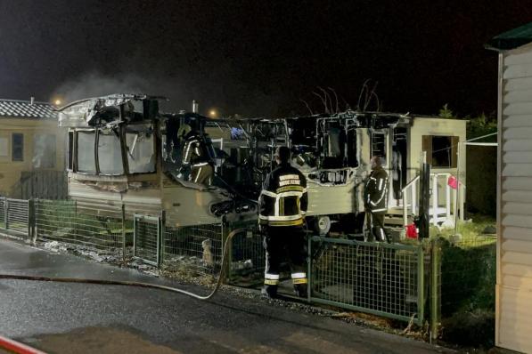 De caravan brandde volledig uit.©Jeffrey Roos