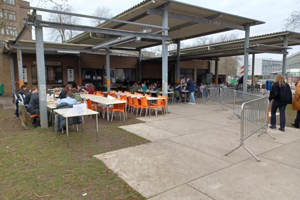 In Ter Groene Poorte eten de leerlingen voortaan buiten.© GF