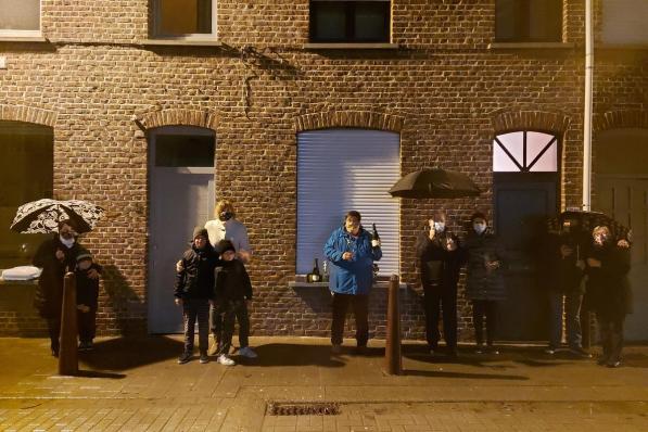 In de Rekhofstraat komen buurtbewoners nog elke avond buiten om de applaudisseren voor de zorg.© LB