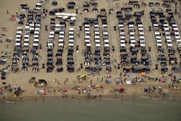 Op het strand van Mariakerke wordt vanaf de paasvakantie een verhuurlocatie voorzien voor strandmeubilair© Belga