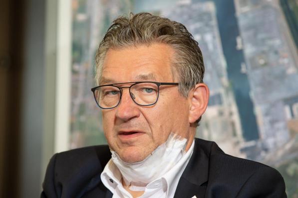 Burgemeester Dirk De fauw kreeg 24 hechtingen in de hals na de aanslag op 20 juni vorig jaar.© Belga