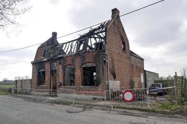 De leegstaande woning in de Frelinghienweg werd door het vuur tot een ruïne herschapen.© Christoph Lefebvre