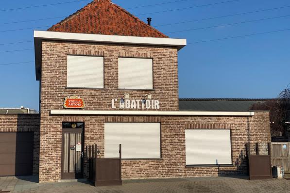 Jeugdhuis De Tunne verhuist na de brand tijdelijk naar het leegstaande café l'Abattoir. (foto Frank)© Frank Meurisse
