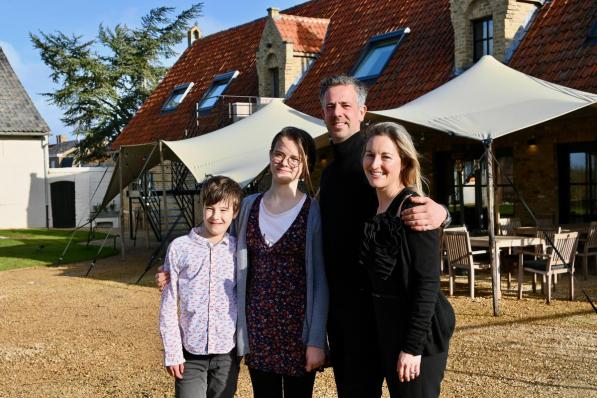 Stefaan Vertongen en Petra Demaecker met hun kinderen Bénédicte en Batist, voor de oude hoeve die ze verbouwden tot B&B.© WVH