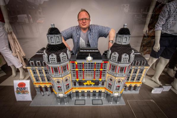 Het Centraal Station van LEGO-artiest Peter Feys is momenteel in de etalage van kledingzaak Verso te bewonderen.© Frank Meurisse
