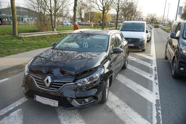 In de tweede auto zaten twee personen die voor verzorging naar het ziekenhuis werden overgebracht© CLL