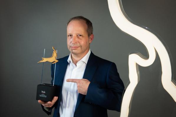 Ceo Wim Houf poseert trots met de Trends Supergazelle, een mooie bekroning voor het bedrijf.© (gf)