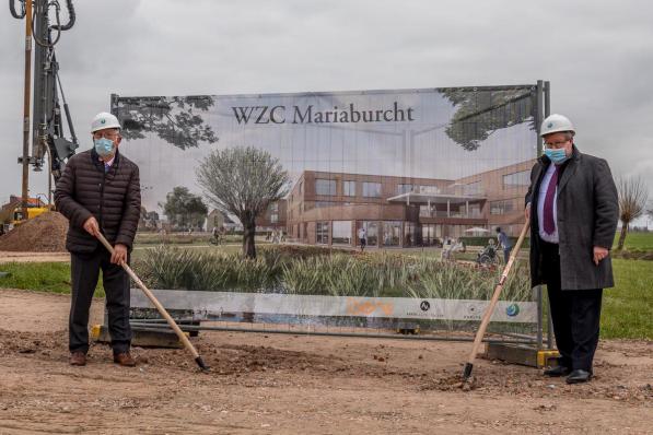 Burgemeester Koenraad Degroote en Curando-voorzitter Paul De Meulemeester zetten de eerste spadesteek van het vernieuwde woon-zorgcentrum.©Wouter Meeus foto WME