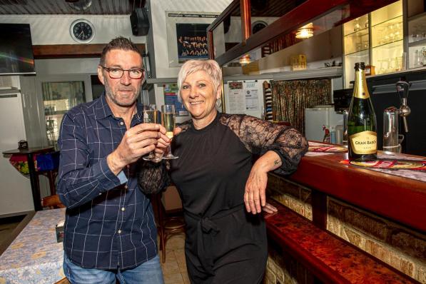 Marino Degraeve en Conny Capelle zijn de nieuwe uitbaters van café De Posthoorn. (foto JCR)©JOKE COUVREUR