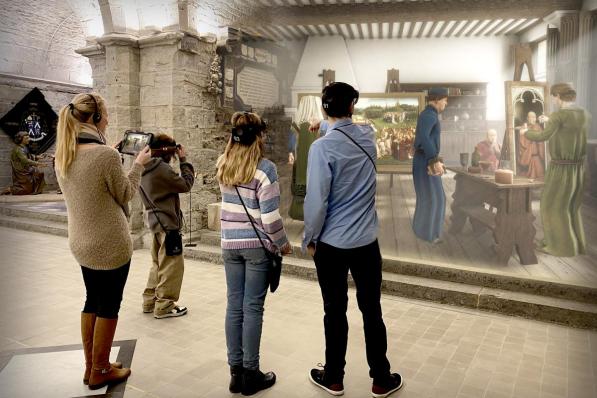 Via augmented reality komt het atelier van Jan Van Eyck tot leven bij de realisatie van het Lam Gods. (foto Alfavision)