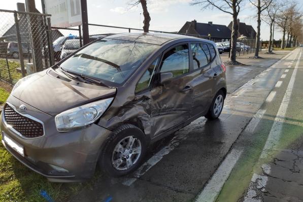 De schade aan de voertuigen is aanzienlijk.© BF