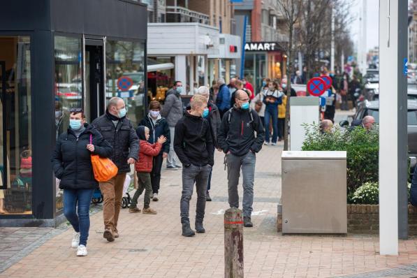 Ook in de winkelstraten is een mondmasker verplicht.©KURT DESPLENTER BELGA