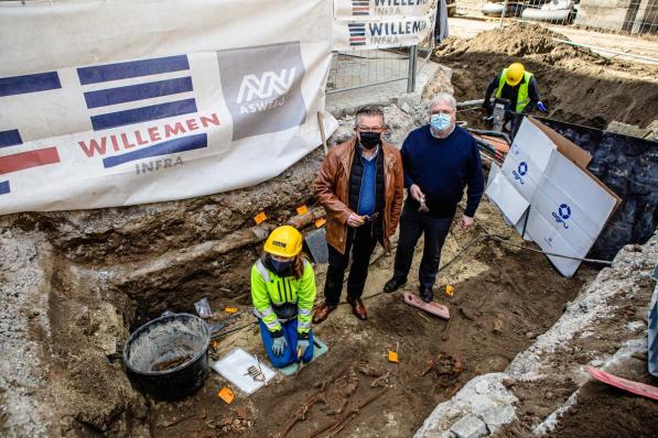 Een deel van het Onze-Lieve-Vrouwekerkhof werd blootgelegd bij werkzaamheden langs de Mariastraat.© Davy Coghe