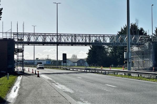 De tijdelijke brug wordt op termijn vervangen door een vast exemplaar.© JR