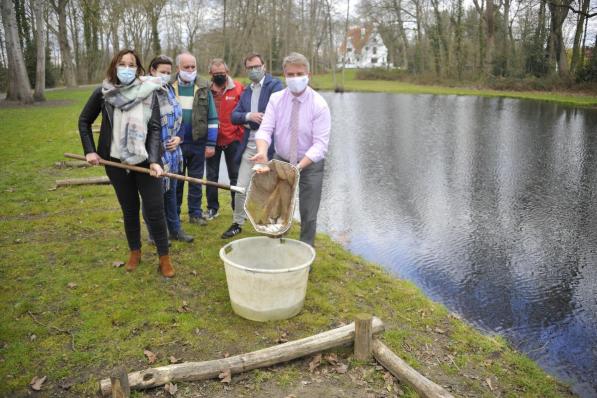 Burgemeester Jan de Keyser en schepen Delphine Roels kregen de eer om de eerste vissen uit te zetten.© GS