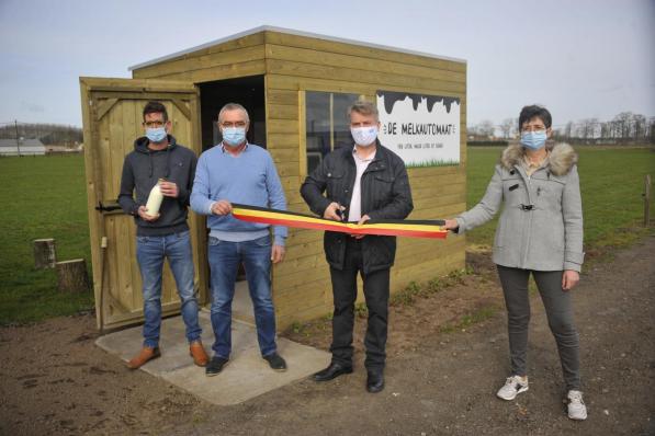 De burgemeester kwam de automaat officieel openen.© GS