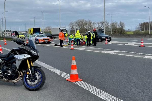 Het is niet duidelijk hoe de motorrijder ten val kwam.© JVM