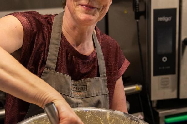 Greet Six werd opnieuw beloond voor een van haar lekkere taarten. (foto MD)©MICHAEL DEPESTELE