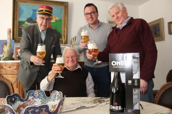 Twee jaar geleden werd zijn verjaardag wel gevierd, met Dirk (rechts) en Jonas Pieters van brouwerij Vander Ghinste (midden) en goeie vriend Noël Verstraete (links).© DJW