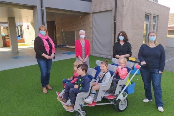 Els Vandoolaeghe (directeur), Roos Cattebeke (meter van het CERA-project), Anita en Eline (opvoedsters) en 4 gelukkige kinderen.© GF
