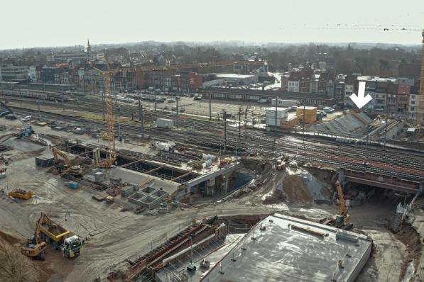 De pijl geeft aan waar de tunnel precies onder het spoor geschoven zal worden.© Stad Kortrijk