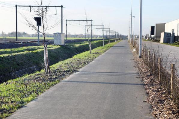 Momenteel is enkel het stukje fietspad ter hoogte van het nieuwe bedrijventerrein aan de Roeselaarseweg al klaar.©Johan Sabbe