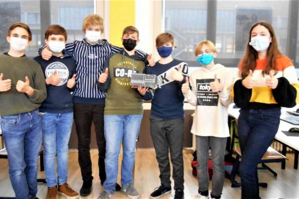 Het winnende leerlingenteam met Feie Verschueren, Staf Decleyre, Henri Muylle, Sander Monstrey, Ozzy Ballieu, Oscar Smid en Gust Baelen.© MVO