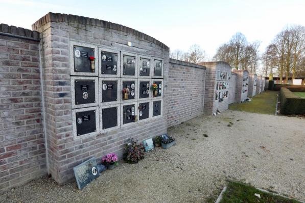 De columbariummuur op de begraafplaats De Warande is aan renovatie toe. Het project wordt in twee fasen uitgevoerd.©Johan Sabbe