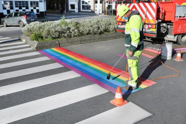 Torhout schilderde een tijdje geleden een regenboogzebrapad nabij het station om aan te geven dat iedereen zonder onderscheid welkom is in de stad.©Johan Sabbe