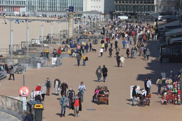 Er is weer veel volk onderweg naar zee, maar de NMBS roept nu op om geen trein naar de kust meer te nemen.©Peter MAENHOUDT