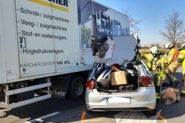 Het koppel gaf geen voorrang waarna hun Volkswagen Polo op de vrachtwagen reed.© BF