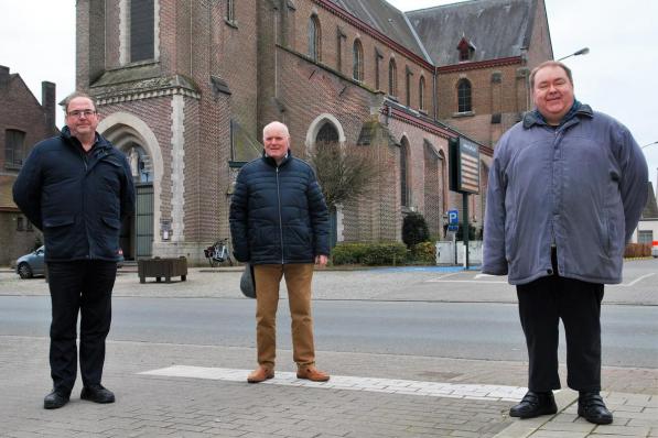 De Zultse parochiegroep met Paul Lapierre, Albert D'Huyvetter en pastoor Peter Bracke.©Marc Valcke