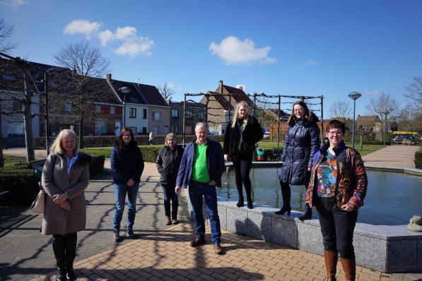 Iris, Twinky, Veronique, Tine en Griet van de werkgroep Zwerfkatjes Gistel samen met schepen van Dierenwelzijn Wim Aernoudt en milieuambtenaar Heidi Christiaen.© TVA