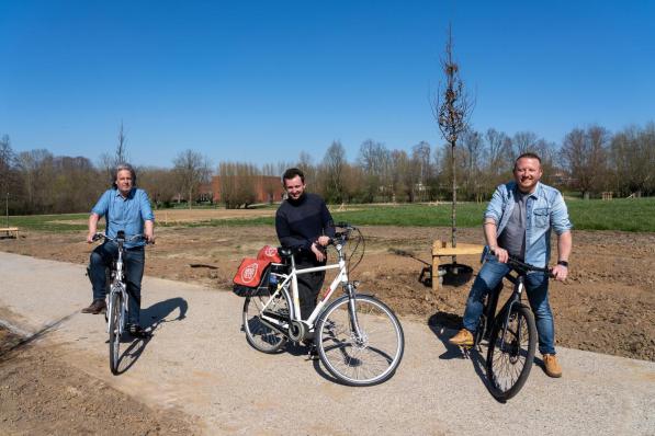 Schepenen Wout Maddens, Bert Herrewyn en Axel Weydts bij de nieuwe groene corridor aan het park OC Marke.©Kurt De Schuytener KDS