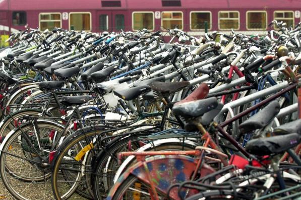 Zowel aan het station van Veurne als aan dat van Diksmuide ging de verdachte aan de haal met fietsen.© BELGA