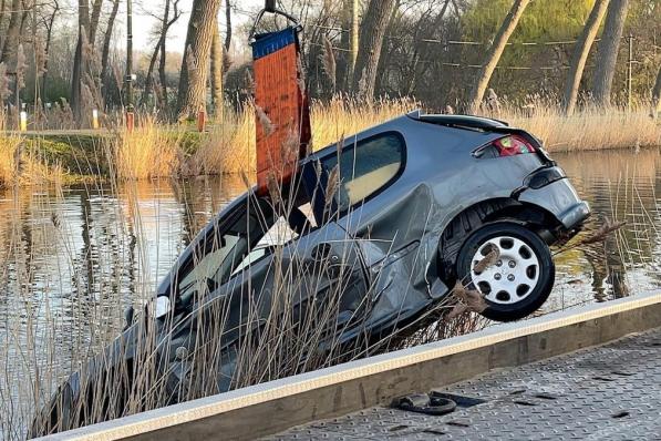 De wagen werd door de brandweer uit het water getakeld.© JVM