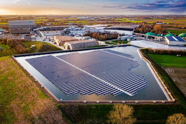 Vanuit de lucht ziet het drijvend zonnepanelenpark van Ardo er ronduit indrukwekkend uit.©Kurt Desplenter Kurt Desplenter