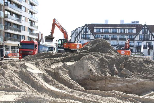 Drie grijpkranen graven op het Albertplein een grote bouwput.© DM