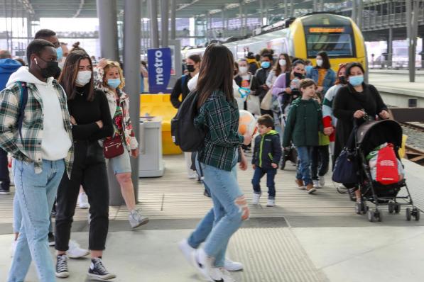 Het zag er woensdag ook nog druk uit in het station van Oostende, maar er reizen heel wat minder mensen per trein naar zee dan gisteren.©Peter MAENHOUDT