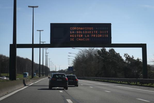 Aan de Belgisch-Franse grens in Hensies worden automobilisten gewaarschuwd.© BELGA/VIRGINIE LEFOUR