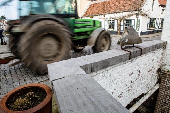 Ook de Heulebrug over het Lisseweegs Vaartje vertoont reeds schade: de onderkant brokkelt af en de blokken liggen los.©Davy Coghe Davy Coghe