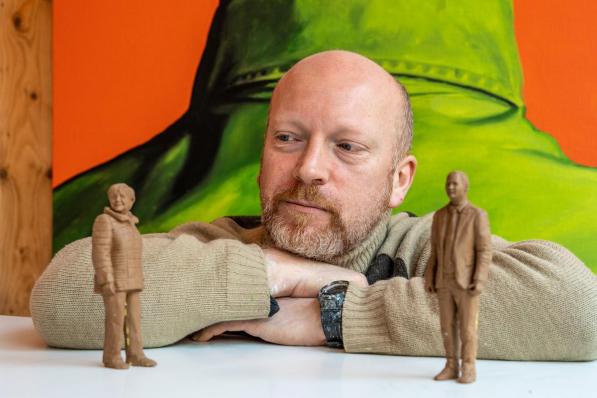 Bert Vanwynsberghe bij enkele van zijn geboetseerde figuranten.© Kurt De Schuytener