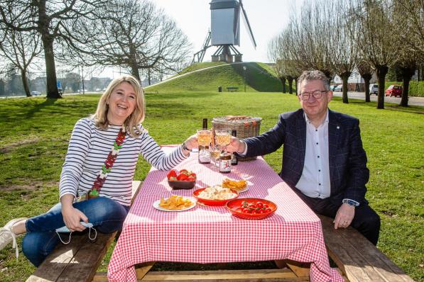 Mercedes Van Volcem en burgemeester Dirk De fauw presenteren het picknickplan.©Davy Coghe Davy Coghe