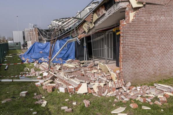 Een muur van het Telenetgebouw in Hof ter Weze in Roeselare stortte woensdagnacht in.© Stefaan Beel