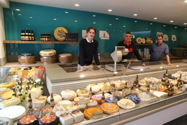 Maxim De Kock, Kris D'Huysser en Matthias Vandamme openden vandaag een nieuwe pop-up kaaswinkel in Ieper.© EF