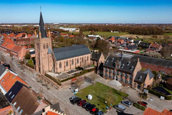 De Sint-Bavokerk in Westrozebeke, waar vandaag de dag rust en stilte overheerst. Vroeger is het vaak anders geweest. (foto Kurt)©Kurt Desplenter Foto Kurt