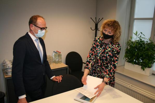 Minister Weyts en directeur Evelien Van Gheluwe.© gf
